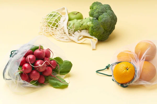 Geen Voedselverspilling Met Herbruikbare Tassen Vlak Gelegd Met Groenten Fruit — Stockfoto