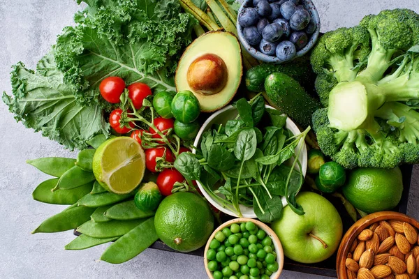 创意扁平与健康的有机水果 坚果和浆果 蔬菜在木箱的混凝土背景 生粮食概念 — 图库照片