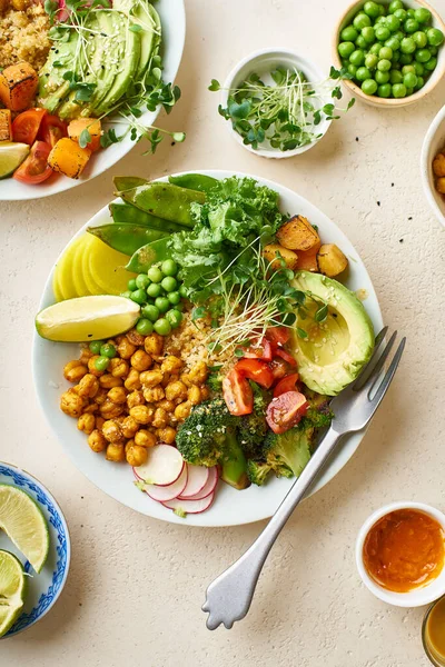Comedores Vegetarianos Saludables Con Aguacate Garbanzos Con Quinua Verduras Adornadas — Foto de Stock