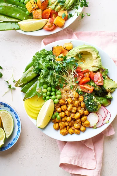 Comedores Vegetarianos Saludables Con Aguacate Garbanzos Con Quinua Verduras Adornadas —  Fotos de Stock