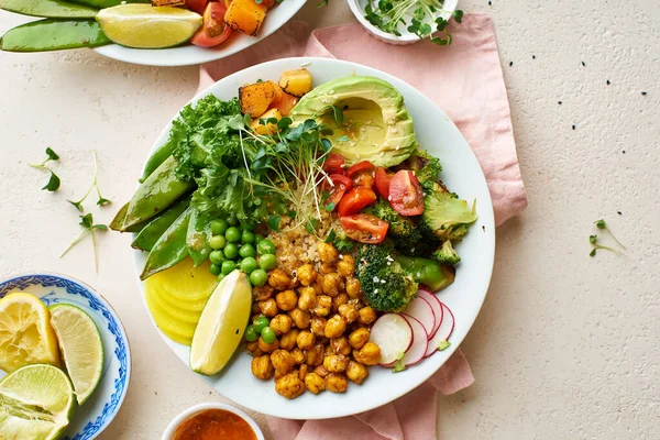Egészséges Vegetáriánus Ebéd Tálak Avokádóval Csicseriborsó Quinoával Zöldséggel Mikrozöldséggel Díszítve — Stock Fotó