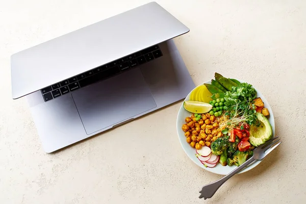 Ноутбук Здоровий Вегетаріанський Обідня Чаша Авокадо Нуту Кіокою Овочами Прикрашеними — стокове фото