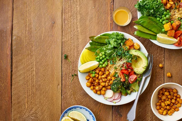 Comedores Vegetarianos Saludables Con Aguacate Garbanzos Con Quinua Verduras Adornadas — Foto de Stock