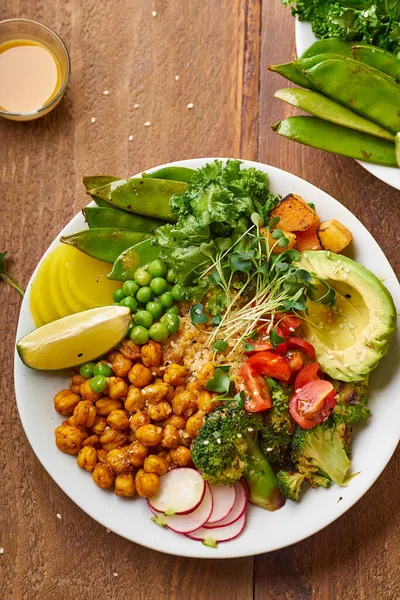 Egészséges Vegetáriánus Ebéd Tál Avokádóval Csicseriborsó Quinoával Zöldséggel Mikrozöldséggel Díszítve — Stock Fotó