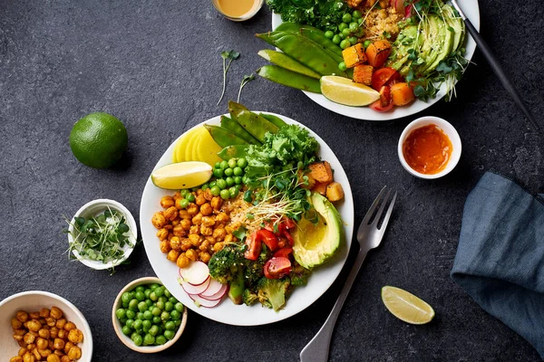 Comedores Vegetarianos Saludables Con Aguacate Garbanzos Con Quinua Verduras Adornadas — Foto de Stock