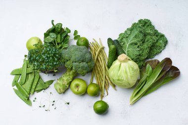 Masada sağlıklı vejetaryen organik meyve ve sebzelerle, çiğ gıda konseptiyle yaratıcı bir daire. 