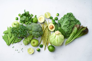 Masada sağlıklı vejetaryen organik meyve ve sebzelerle, çiğ gıda konseptiyle yaratıcı bir daire. 