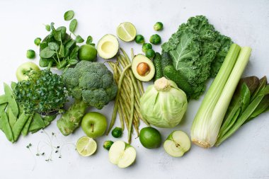 Masada sağlıklı vejetaryen organik meyve ve sebzelerle, çiğ gıda konseptiyle yaratıcı bir daire. 