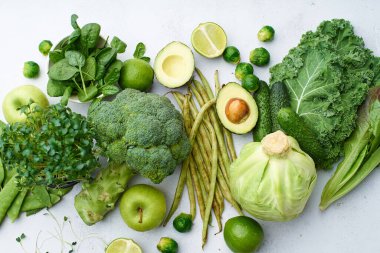 Masada sağlıklı vejetaryen organik meyve ve sebzelerle, çiğ gıda konseptiyle yaratıcı bir daire. 