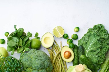 Masada sağlıklı vejetaryen organik meyve ve sebzelerle, çiğ gıda konseptiyle yaratıcı bir daire. 