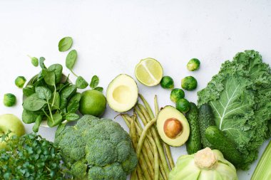 Masada sağlıklı vejetaryen organik meyve ve sebzelerle, çiğ gıda konseptiyle yaratıcı bir daire. 