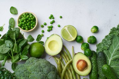 Masada sağlıklı vejetaryen organik meyve ve sebzelerle, çiğ gıda konseptiyle yaratıcı bir daire. 