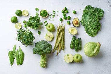 Masada sağlıklı vejetaryen organik meyve ve sebzelerle, çiğ gıda konseptiyle yaratıcı bir daire. 