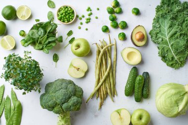Sağlıklı vejetaryen yemek malzemeleriyle düz bir şekilde yatıyordu. Çiğ gıda konsepti.