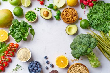 Sağlıklı vejetaryen organik meyveler, böğürtlen ve sebzeli fındıklar. Vegan menü çerçevesi 