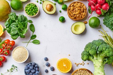 Sağlıklı vejetaryen organik meyveler, böğürtlen ve sebzeli fındıklar. Vegan menü çerçevesi 