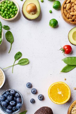 Sağlıklı vejetaryen organik meyveler, böğürtlen ve sebzeli fındıklar. Vegan menü çerçevesi 