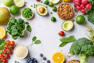 Sağlıklı vejetaryen organik meyveler, böğürtlen ve sebzeli fındıklar. Vegan menü çerçevesi 