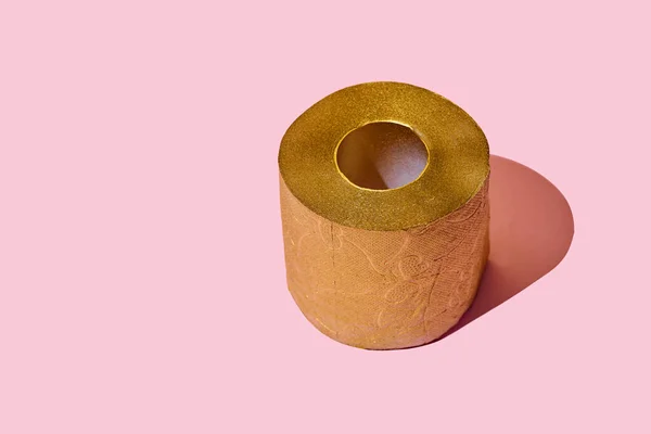 Altın Tuvalet Kağıdı Covid Sırasında Sıcak Ürün Kendini Izole Etme — Stok fotoğraf