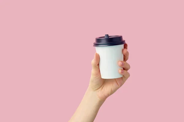 Vrouwelijke Hand Met Lege Witte Blanco Papieren Kop Koffie Met — Stockfoto