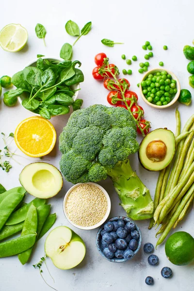 Yaratıcı Sağlıklı Vejetaryen Yemek Malzemeleriyle Yatıyordu Çiğ Gıda Konsepti — Stok fotoğraf
