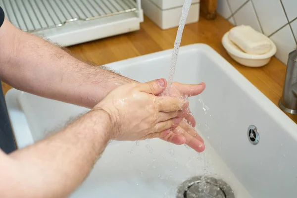 Człowiek Myje Ręce Mydłem Przy Zlewie Kuchennym Zapobiegając Rozprzestrzenianiu Się — Zdjęcie stockowe