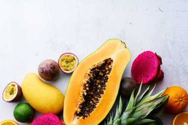 Sağlıklı yaz tropikal egzotik meyveleri beyaz masada, üst tarafta. 