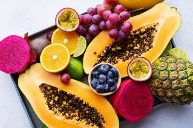 Beton zeminde organik sağlıklı tropikal egzotik meyveler.. 