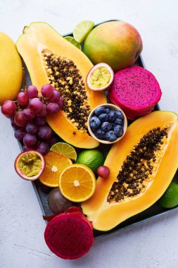 Beton zeminde organik sağlıklı tropikal egzotik meyveler.. 