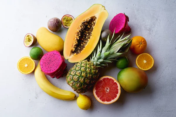 Verano Saludable Frutas Tropicales Exóticas Mesa Blanca Vista Superior — Foto de Stock