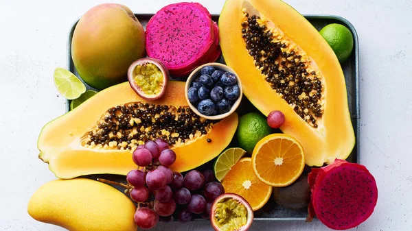 Placa Orgánica Saludable Frutas Exóticas Tropicales Verano Sobre Fondo Hormigón — Foto de Stock