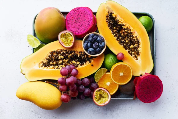 Placa Orgánica Saludable Frutas Exóticas Tropicales Verano Sobre Fondo Hormigón — Foto de Stock