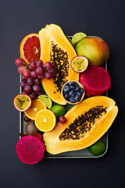 Plato Orgánico Saludable Frutas Exóticas Tropicales Verano Sobre Fondo Oscuro — Foto de Stock