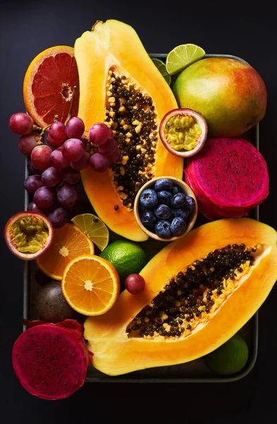 Plato Orgánico Saludable Frutas Exóticas Tropicales Verano Sobre Fondo Oscuro — Foto de Stock