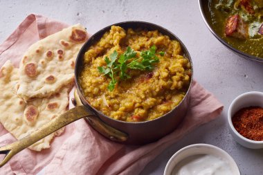 Hindistan kırmızı mercimek körisi çorbası dalında pilav naan ve beton zemin. Vejetaryen Hint yemeği konsepti 