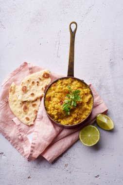 Hindistan kırmızı mercimek körisi çorbası dalında pilav naan ve beton zemin. Vejetaryen Hint yemeği konsepti 