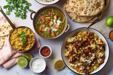 Biryani ve kırmızı körili tandır tavuğu pilav naan ve basmati pilavı, Hint mutfağı akşam yemeği konsepti  