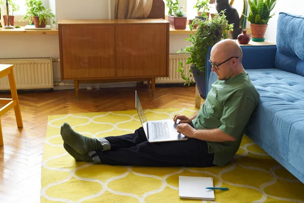 Mann Arbeitet Mit Laptop Auf Knien Während Auf Dem Boden — Stockfoto