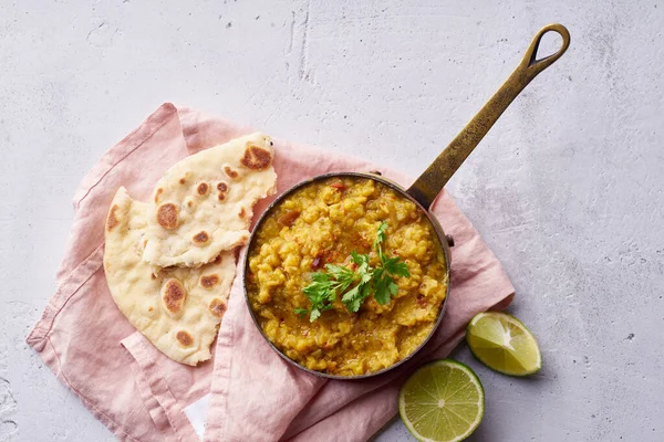 Indiai Vörös Lencse Curry Leves Dal Rizs Naan Beton Alapon — Stock Fotó