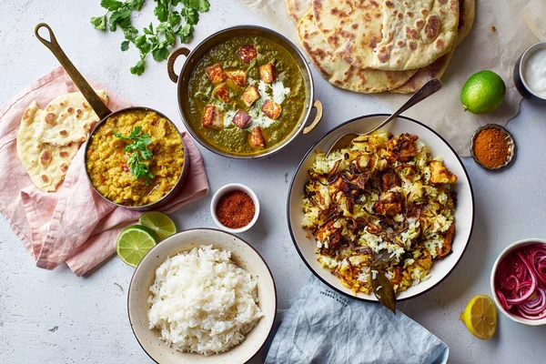 Κοτόπουλο Tandoori Biryani Και Κόκκινη Φακή Κάρυ Dal Ρύζι Naan — Φωτογραφία Αρχείου