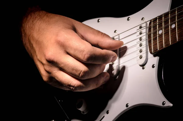 Hände spielen Gitarre — Stockfoto