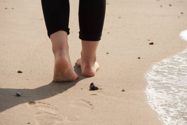 Kumsalda yürüyen kadının ayak
