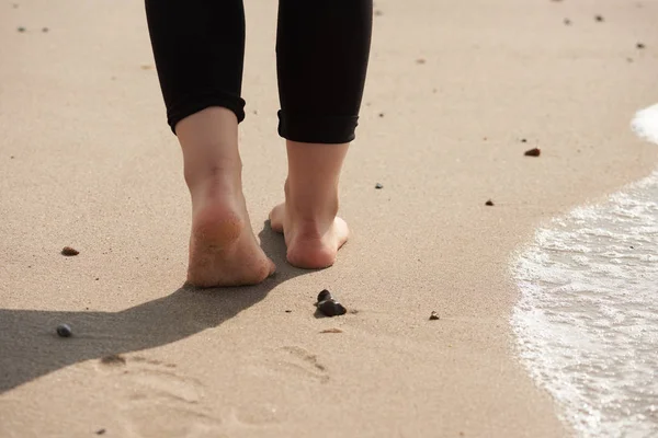 Piedi delle donne che camminano sulla spiaggia — Foto Stock