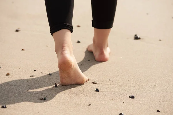 Женские ноги, идущие по пляжу — стоковое фото