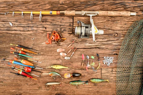 Риболовецьке обладнання на столі — стокове фото