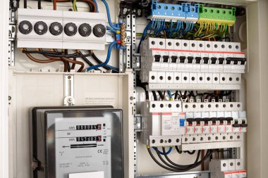 Elektrik sigorta kutusu içinde