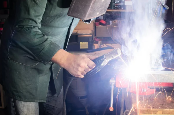 Muži pracují s ocelí — Stock fotografie