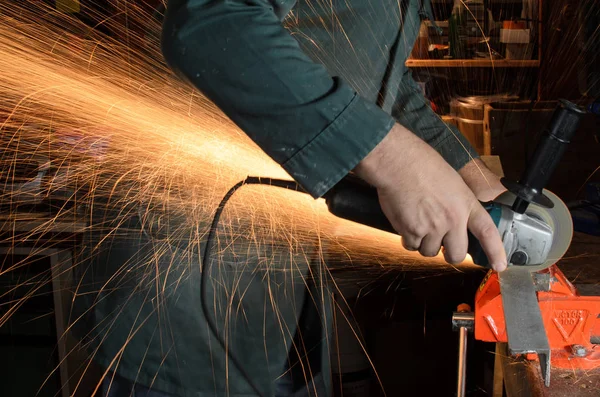 erkek çelik ile çalışma