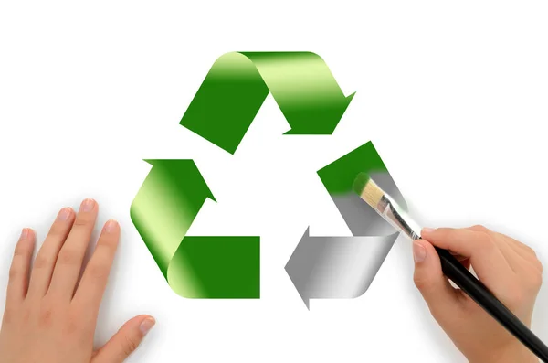 Las manos colorean un símbolo de reciclaje verde — Foto de Stock