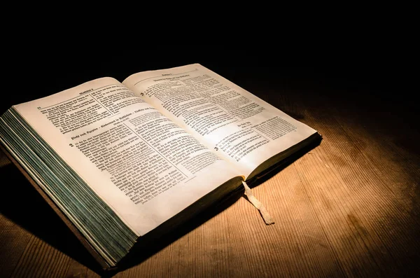 La Biblia en una mesa —  Fotos de Stock
